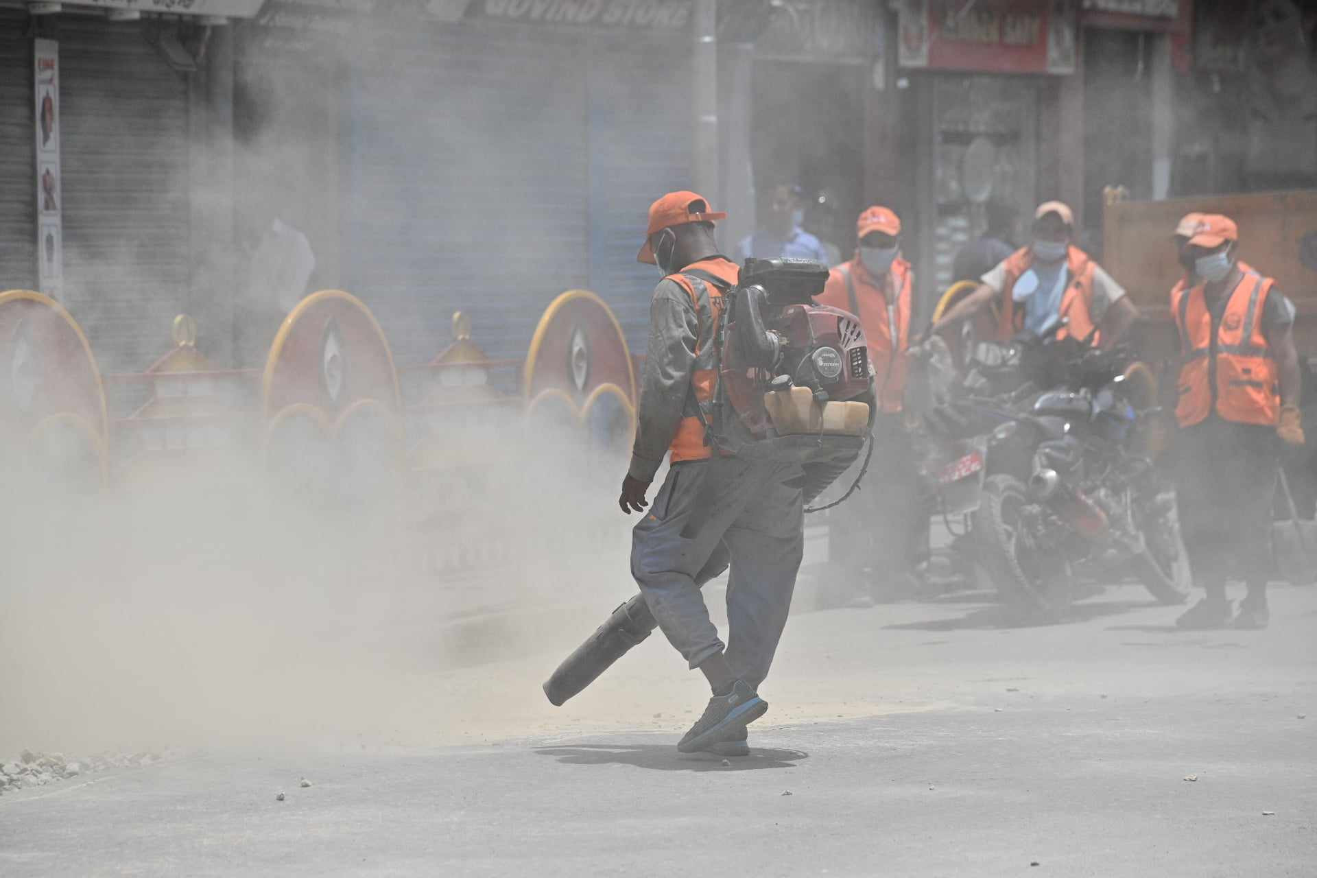 महानगरले न्युरोडमा खनेको सडक पिच गर्न सडक विभागको टिम पुगेपछि विवाद (तस्वीरहरू)